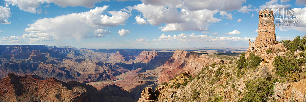 Grand Canyon - Desert View - Hopi toren De Grand Canyon (Arizona) is een van de bekendste natuurwonderen van Amerika. Deze immense canyon, die gevormd wordt door de Colorado rivier, is tot 1800m diep en de breedte varieert tussen de 15 en 29 kilometer. Aan Desert View Point op de South Rim heeft men een toren van de Hopi indianen nagebouwd. Stefan Cruysberghs
